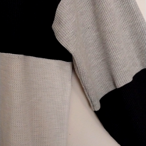 Cleo Long Sleeve Top V-neck line sz Medium - Picture 4 of 8